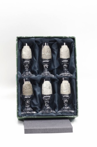 Kieliszki na nóżce w ozdobnym opakowaniu