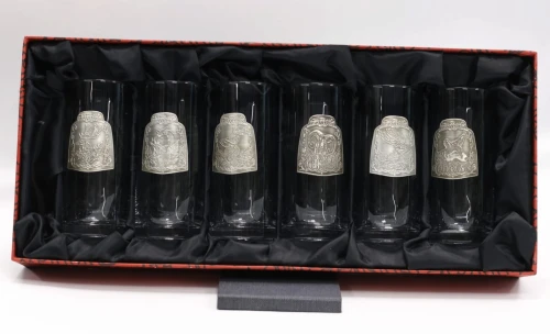 Szklanki w ozdobnym opakowaniu  